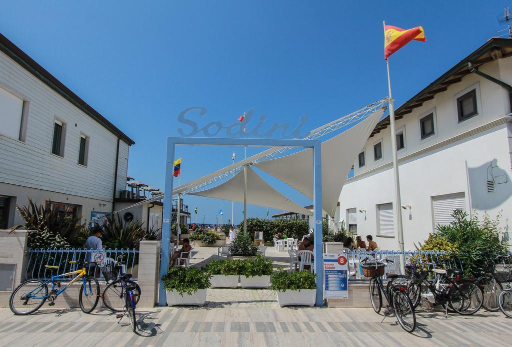Hotel Regina Camaiore Bagian luar foto