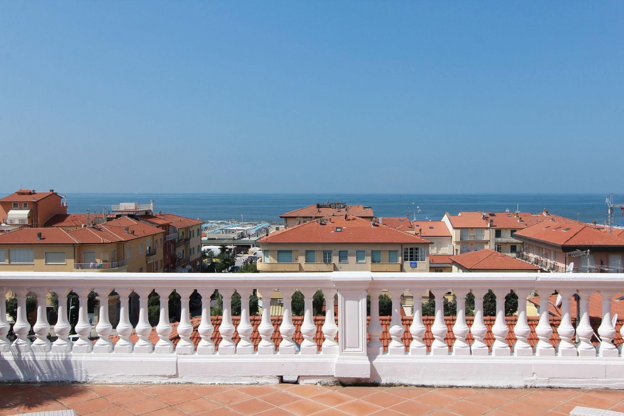 Hotel Regina Camaiore Bagian luar foto