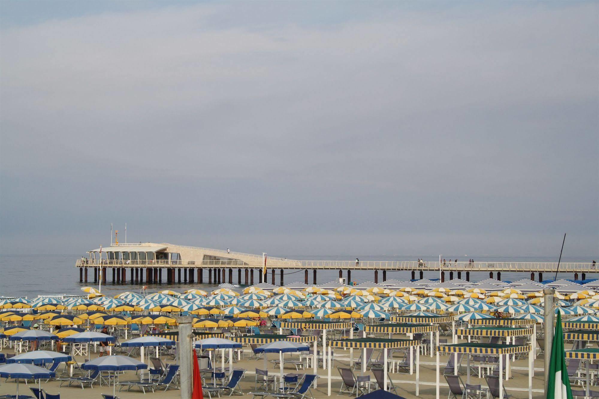 Hotel Regina Camaiore Bagian luar foto