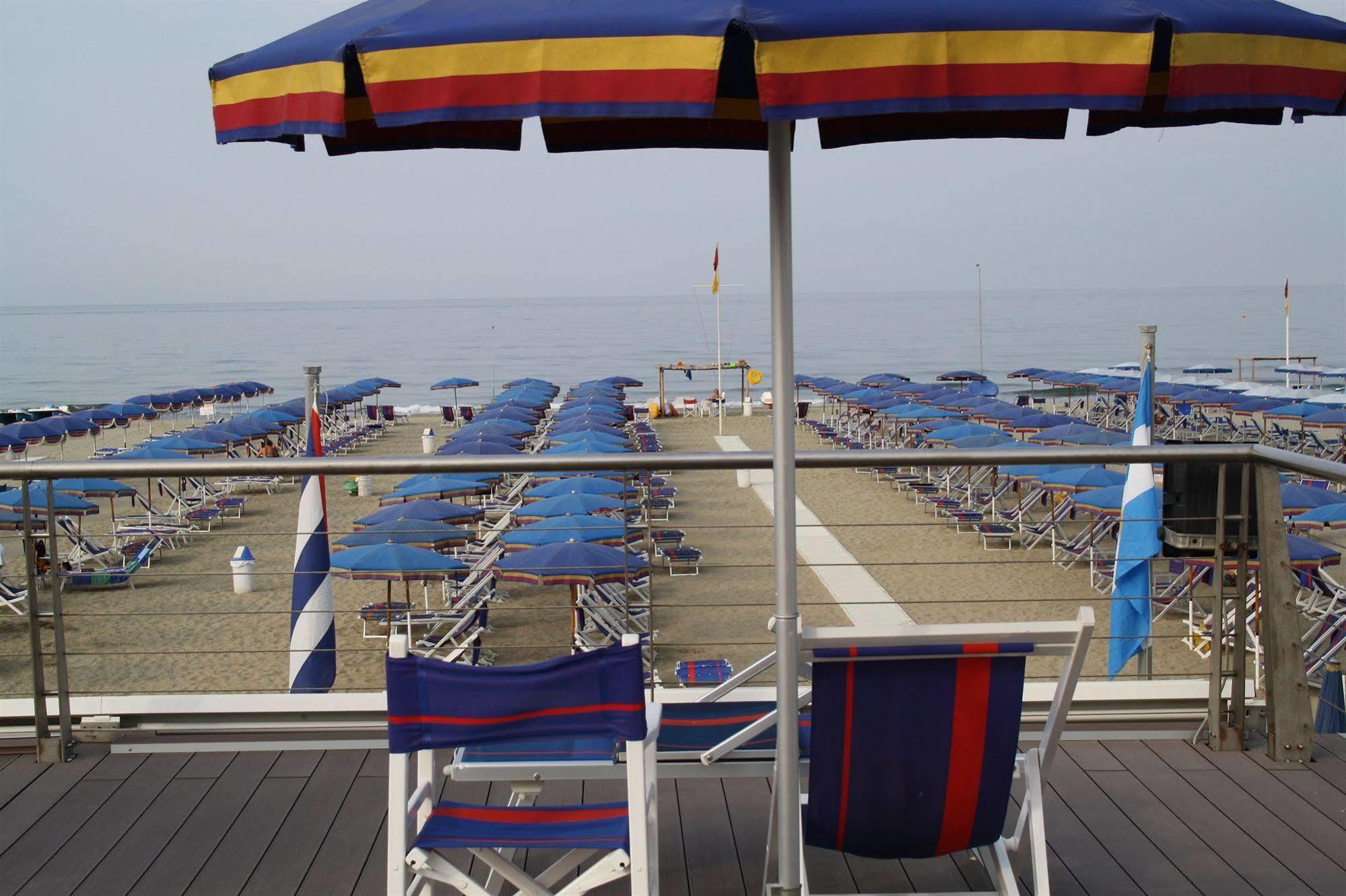 Hotel Regina Camaiore Bagian luar foto