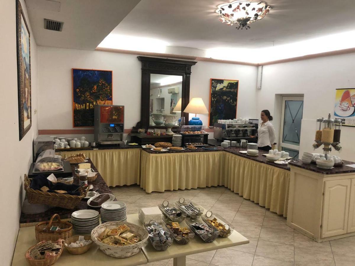 Hotel Regina Camaiore Bagian luar foto